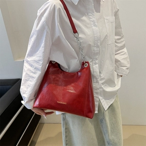 Borsa a spalla chic in pelle rossa lucida per donna con catena argento e design minimal