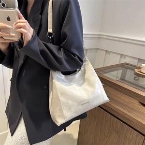 Borsa hobo a mezzaluna bianco crema minimalista con tracolla in pelle e fibbie in metallo