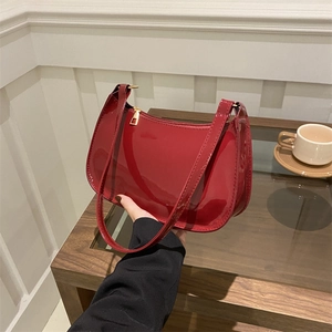 Sac sous le bras en cuir PU pour femmes Sac à bandoulière baguette minimaliste Sac fourre-tout décontracté brillant style urbain