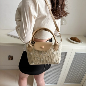 Sac à main chic en paille tissée beige avec broderie florale rose et anses en cuir
