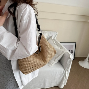 Petit sac carré tissé élégant pour vacances à la plage avec bandoulière en cuir noir