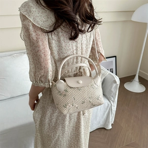 Sac à main tissé beige élégant avec broderie florale et anses en cuir crème chic
