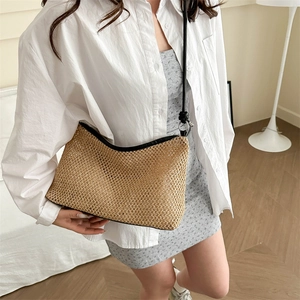 Sac bandoulière en paille tissé à la main avec finitions en cuir noir pour vacances d'été