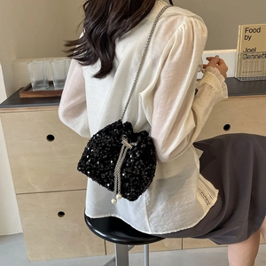 Sac seau chic à paillettes noires avec cordon perlé et bandoulière chaîne argentée