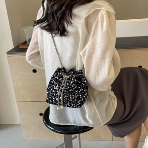 Sac seau à paillettes noires avec bandoulière en chaîne et détails de perles élégants