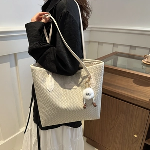 Sac cabas tissé blanc à grande capacité avec breloque peluche pour étudiante