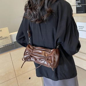 Sac à bandoulière cylindrique marron foncé tendance avec plis, nœud et texture cuir
