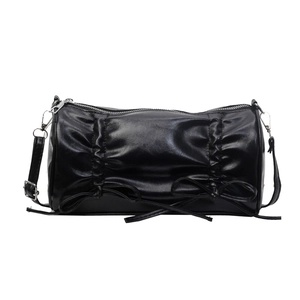 Sac à main cylindrique noir plissé avec nœuds papillon et bandoulière réglable