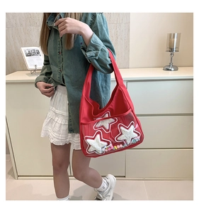 Détail du sac cabas en nylon rouge avec poche transparente et étoiles en peluche