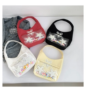 Vue détaillée de sacs cabas colorés avec poches en PVC et pompons décoratifs