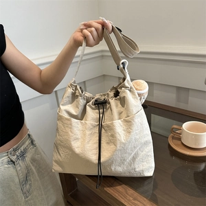 Borsa a Spalla Casual in Pelle PU Grande Capacità Coulisse Borsa Tote Con Simpatico Ciondolo in Peluche per Pendolarismo Quotidiano Donna Borsa da Scuola