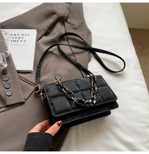 Détail du sac bandoulière noir matelassé avec similicuir et double bandoulière chaîne