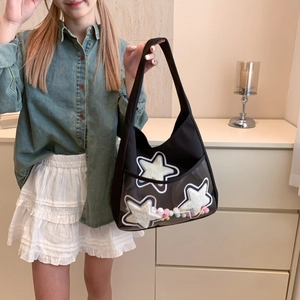 Sac fourre-tout noir en toile de style japonais avec étoiles et poche à pompons