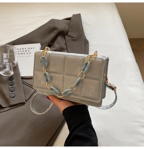 Vue détaillée du sac bandoulière carré avec texture matelassée et chaîne chic