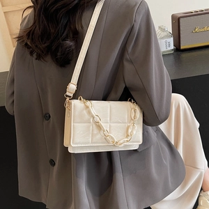 Sac bandoulière blanc matelassé en similicuir avec chaîne épaisse en acrylique