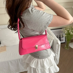 Sac bandoulière minimaliste en cuir verni rose vif avec boucle dorée pour femme