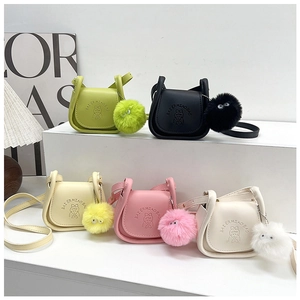 Détail de mini sacs à bandoulière en cinq couleurs avec breloques en peluche