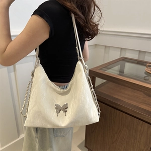Sac fourre-tout blanc à boucle papillon avec texture plissée et bandoulière chaîne