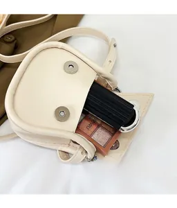 Detailansicht der cremefarbenen Satteltasche mit Innenraum und Magnetverschluss-Detail