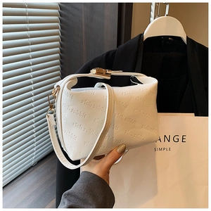 Détail du sac polochon en cuir PU blanc avec motif gaufré rich rabbit et boucle dorée