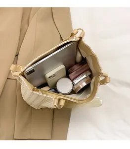 Vue de dessus de l'intérieur spacieux d'un sac cabas tissé montrant l'espace de rangement