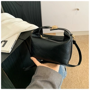 Détail du sac bandoulière en similicuir noir avec motif Rich Rabbit embossé et boucle dorée