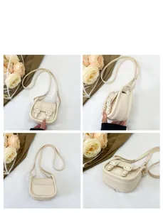 Détails d'un sac bandoulière en cuir crème avec boucles doubles sous quatre angles