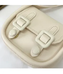 Gros plan du sac en similicuir blanc crème avec surface texturée et rabat magnétique