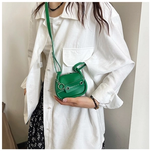 Detailansicht der grünen Leder-Minitasche mit Silberkette und FASHION & HO Logo-Riemen