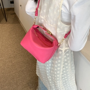 Sac bandoulière en cuir rose avec logo embossé et fermoir métallique doré chic