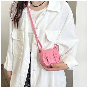 Vue détaillée du mini sac bandoulière en cuir PU rose avec boucles décoratives