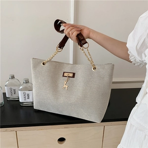 Sac Fourre-tout en Nylon Grande Capacité pour Femmes Avec Bandoulière en Chaîne et Pendentif Cerf Sac à Épaule Mode Décontracté