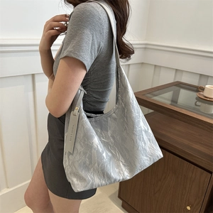 Grand sac cabas argenté effet froissé métallisé porté en sac à épaule pour femme