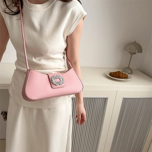 Sac baguette rose en cuir avec boucle carrée en strass pour un style estival chic