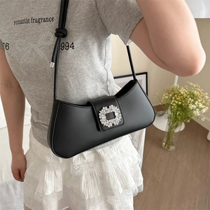 Sac baguette noir élégant avec boucle carrée en strass et fine bandoulière réglable