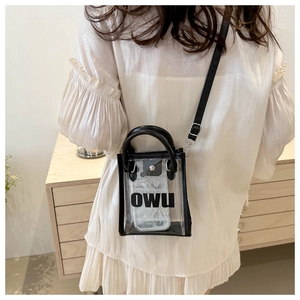 Détail du sac à bandoulière transparent en PVC avec bordure noire et sangle réglable