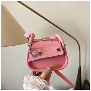 Detail der rosa Leder-Satteltasche mit Silberkette und FASHION & HC Riemen für Damen