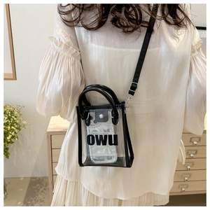 Photo de style d'un mini sac transparent en PVC avec des lanières en cuir noir en bandoulière