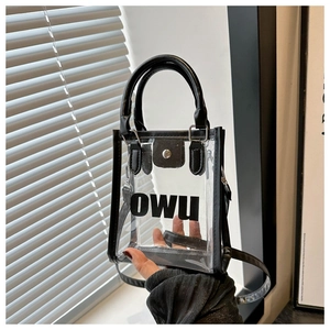Détail du sac cabas transparent en PVC avec bordure noire et lettres OWU stylisées