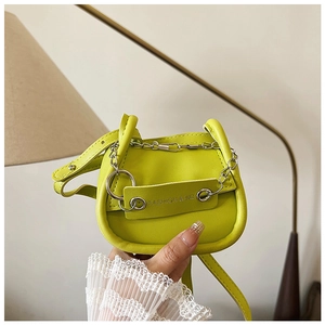 Nahaufnahme der neon-gelben Mini-Satteltasche mit Silberkette und Logo-Schriftzug