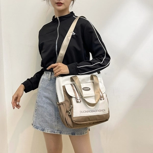 Minimalistische Umhängetasche mit großem Fassungsvermögen für Studentinnen in Beige und Braun