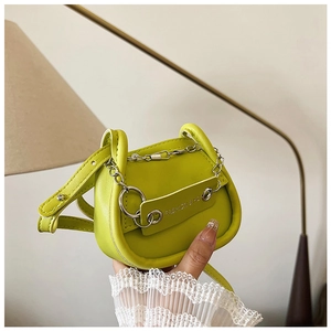 Detailaufnahme der limettengrünen Satteltasche mit Kette und modischem Anhänger