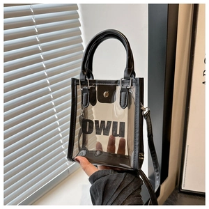 Détail d'un sac transparent en PVC avec bordures noires en PU et logo OWU imprimé