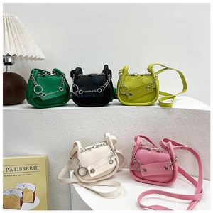 Detailansicht der Mini-Satteltaschen in fünf Farben mit Silberkette und Metallring-Akzent