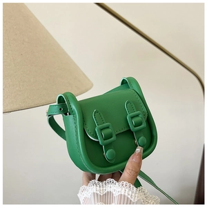 Gros plan d'un mini sac bandoulière vert vif avec double boucle vintage et cuir lisse