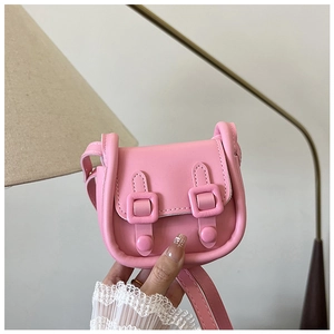 Détail de la bandoulière rose en cuir synthétique avec deux sangles décoratives