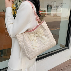 Sac cabas en paille avec grand nœud blanc et bandoulières en cuir rose élégant