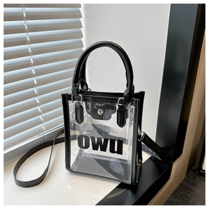 Détail du sac à main transparent avec bordure en cuir noir et lettrage OWU élégant