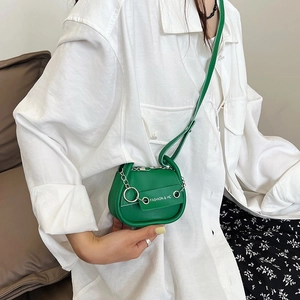 Modische grüne Satteltasche für Damen mit Silberkette und schmalem Schulterriemen für 2024