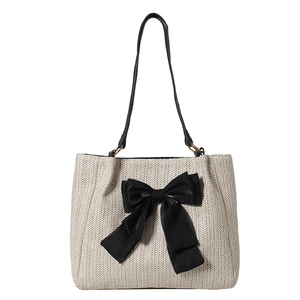 Sac cabas chic en paille beige avec grand nœud en satin noir et fines bandoulières